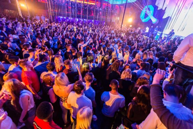 Feiernde Menschen in einer Diskothek.