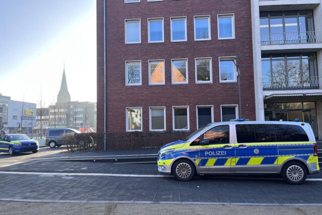 Streifenwagen der Polizei vor dem Rathaus