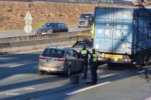 Auf der A1 bei Unna stehen nach einem Unfall am 30.1. ein Auto, ein Lkw und zwei Polizisten