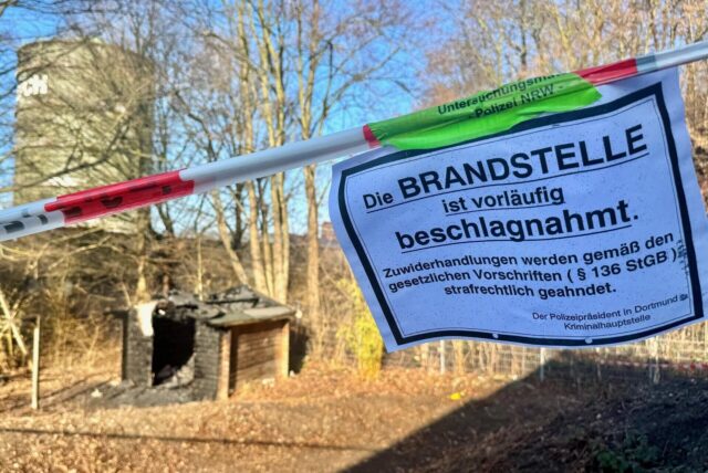 Eine abgebrannte Holzhütte in Hörde.