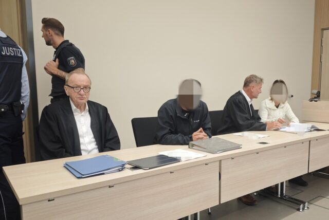 Haben bis zuletzt auf Freisprüche gehofft. Die Angeklagten neben ihren Verteidigern Heinz-Walter Lindemann (li) und Thomas Theile im Essener Landgericht.