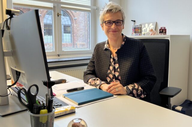 Leslie Czienienga an ihrem ehemaligen Arbeitsplatz bei der Prosoz Herten GmbH.