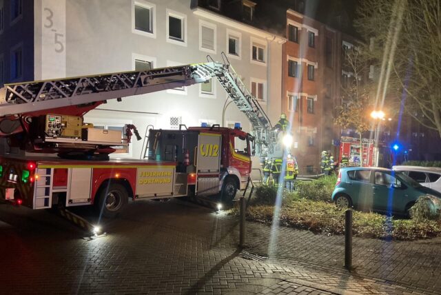 Ein Drehleiterwagen der Feuerwehr DOrtmund steht vor einem Wohnhaus in Hörde.