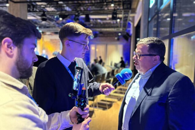 Die Reporter Julius Obhues und Benedikt Nonninger im Gespräch mit den Besuchern, hier: Patrick Arens.