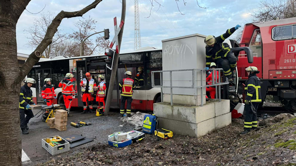 Der Bus ist durch den Aufprall völlig zerstört
