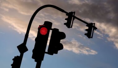 Autofahrer fährt bei Leipzig über Rot und deutlich zu schnell