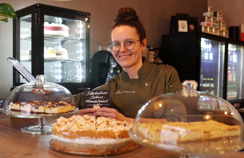 Konditorin Franziska Moritz verwöhnt die Gäste im Café Freiraum in Halles Osten mit leckeren, allesamt hausgemachten Torten. Am beliebtesten ist aktuell Stachelbeer-Sahne-Mandelbaiser.