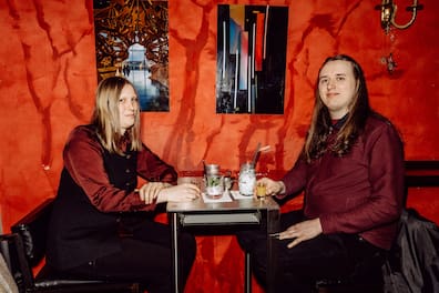 Grund zum Feiern: Zoey Richter (links) und Nils Scharringhausen in der Bar „Sternwarte“.