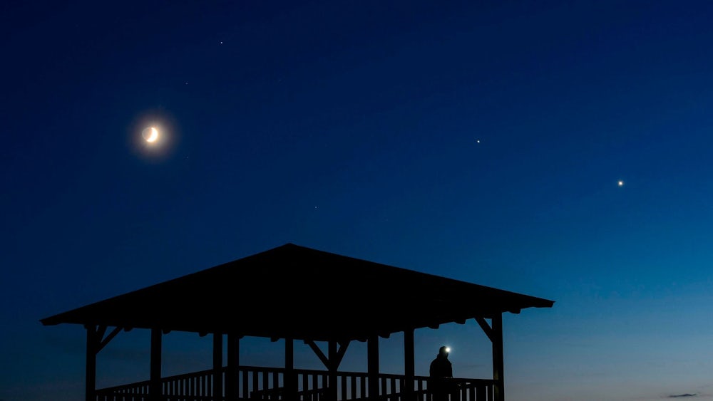 Planeten wie Jupiter und Venus lassen sich zeitweise blicken. (Illustration)