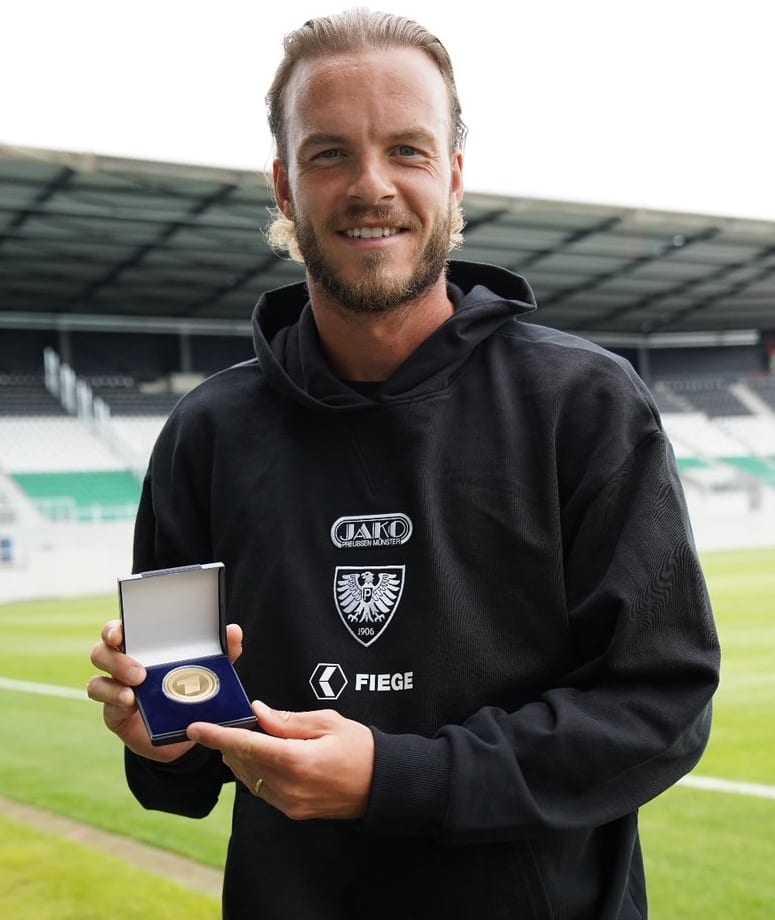 Stolz präsentiert Jorrit Hendrix die Medaille für das „Tor des Monats“, das er im Mai vergangenen Jahres per Hacke gegen Hertha erzielte. Jetzt steht dieser Kunstschuss des Preußen-Kapitäns in der ARD-Sportschau auch zur Wahl beim „Tor des Jahres“.