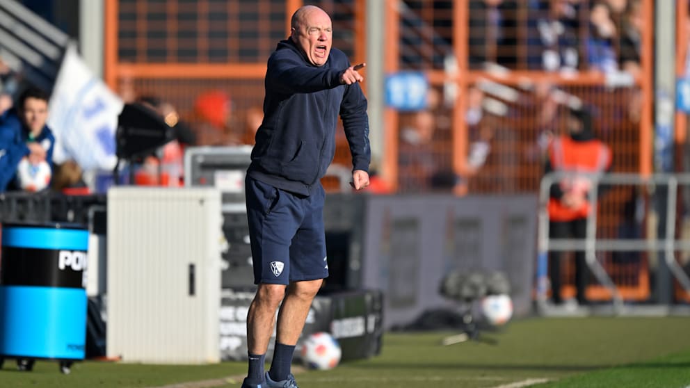 Die kurze Hose von VfL-Trainer Uwe Rösler (57) ist schon jetzt Kult