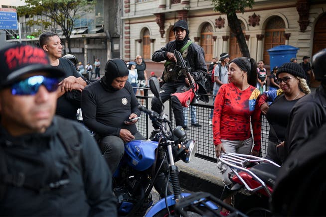 Mitglieder der Milizgruppe Colectivos fordern die Freilassung von Venezuelas Präsident Nicolás Maduro. Bild aufgenommen am 4. Januar in Caracas.