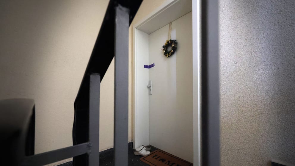 Hinter dieser Wohnungstür fanden Polizisten den erstochenen Mieter