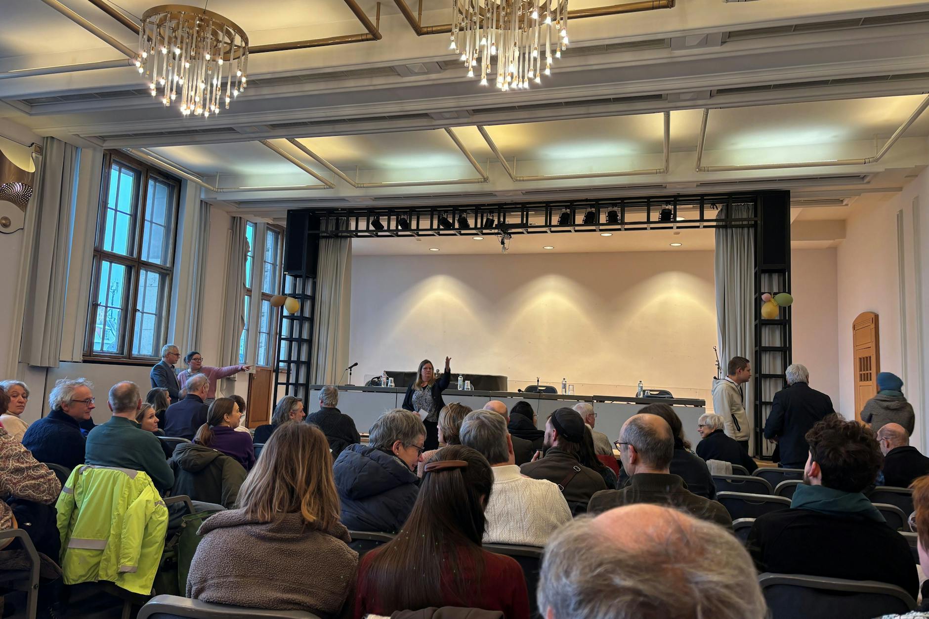 Zum Gespräch im Rathaus Charlottenburg sind zahlreiche Menschen erschienen.