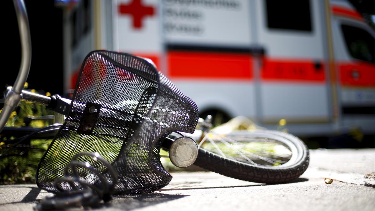 Radfahrer nach Kollision mit Pkw schwer verletzt