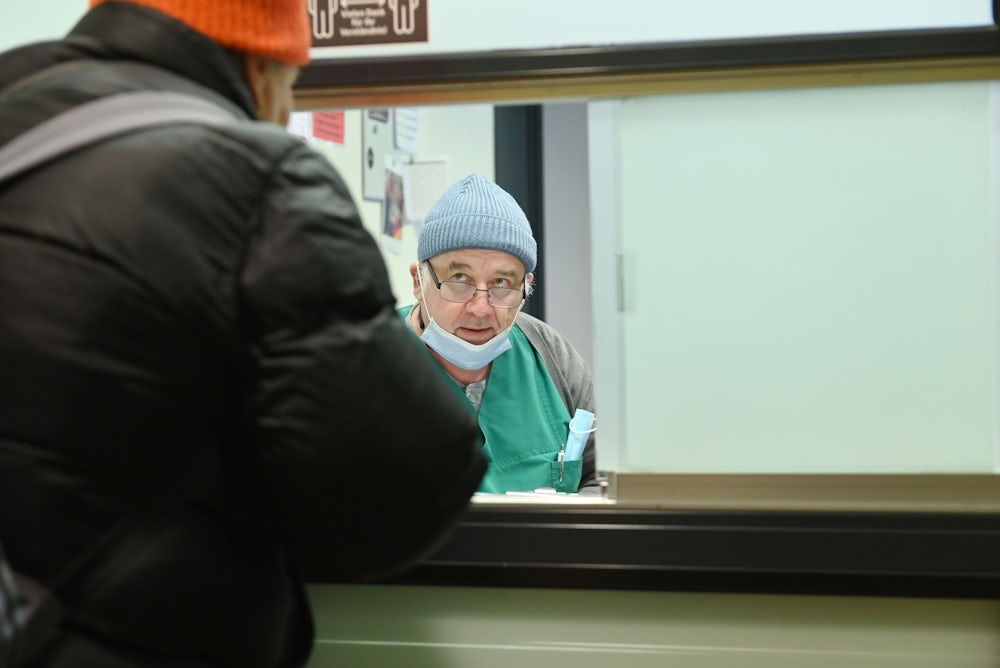 In der Arztpraxis der Benediktinerabtei werden auch Erfrierungen behandelt und Medikamente ausgegeben.