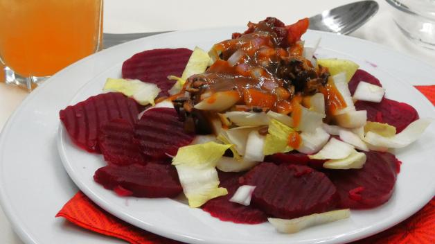 Das Rote-Bete-Carpaccio mit Salat und Vinaigrette mit Honig und Baconstreifen.