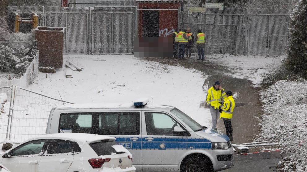 Die Polizei im Einsatz an der Kabelbrücke, an der ein Brand den Stromausfall ausgelöst haben soll