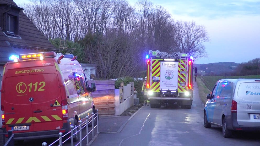 Auf dem schmalen Weg hat ein Transporter gewendet und den Jungen überrollt