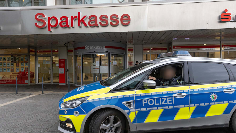 Seit Donnerstag ist das Foyer der Sparkasse wieder geöffnet – unter Bewachung der Polizei