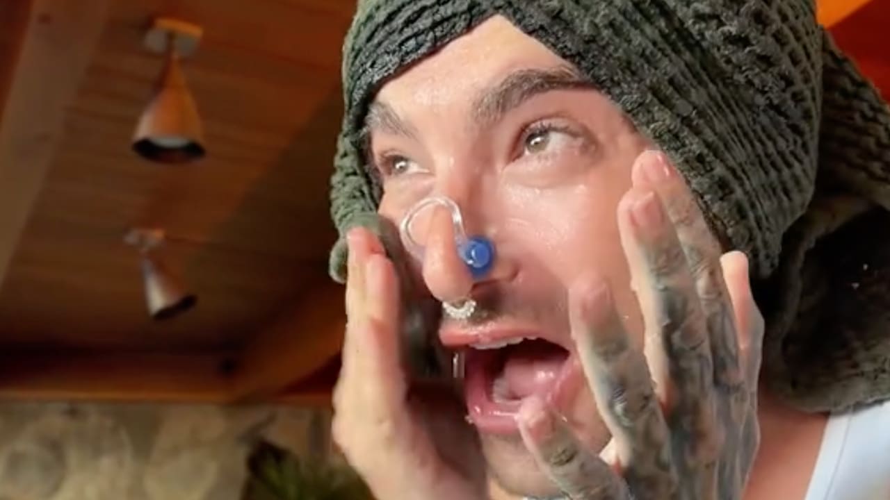 Face Icing: Bill Kaulitz probiert Beauty-Trend aus | Unterhaltung