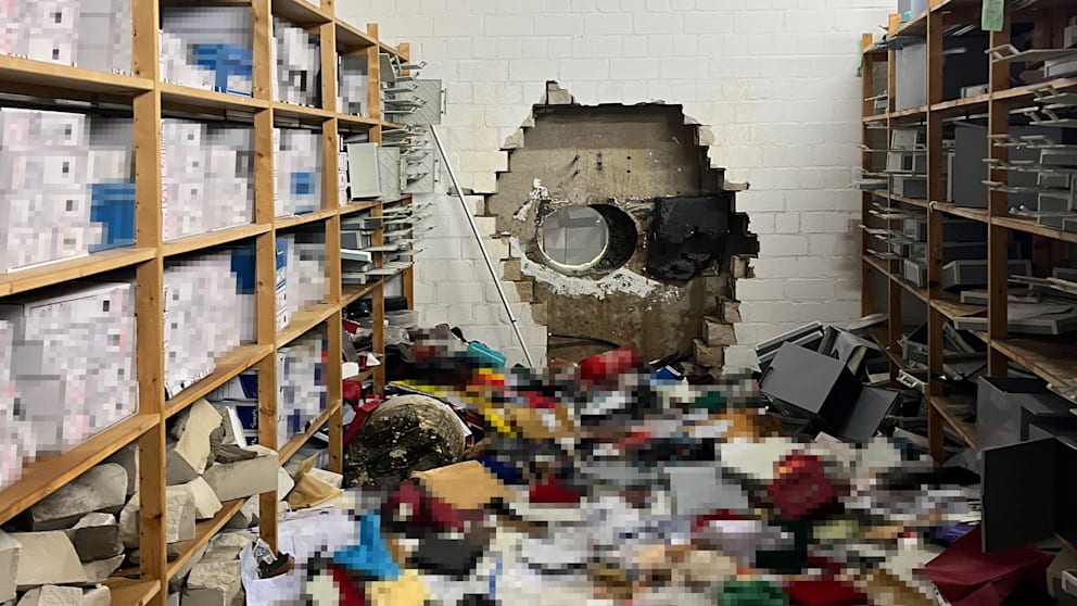 Noch heute arbeiten Kriminaltechniker der Polizei am Tatort