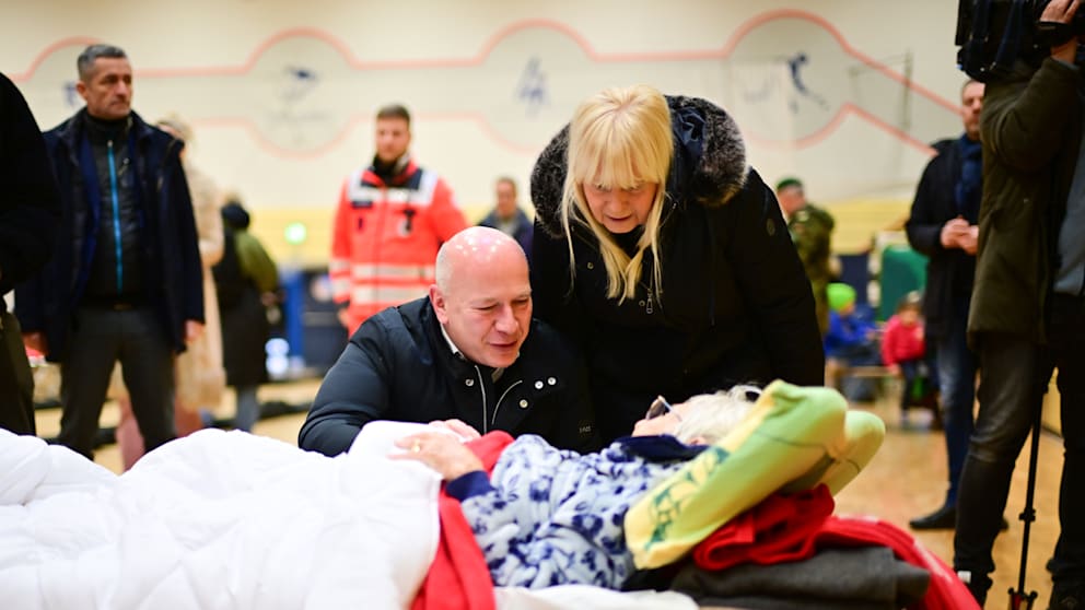 Bürgermeister Kai Wegner (53, CDU) und Innensenatorin Iris Spranger (64) sprechen am 4. Januar in einer Notunterkunft in Lichterfelde mit einer 97-Jährigen