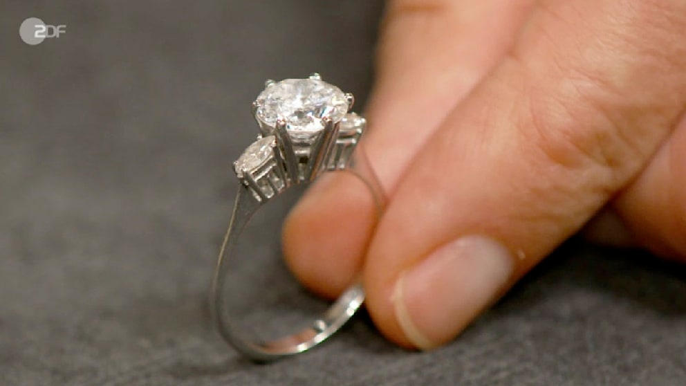 Der Ring besitzt einen 2-Karat-Diamanten