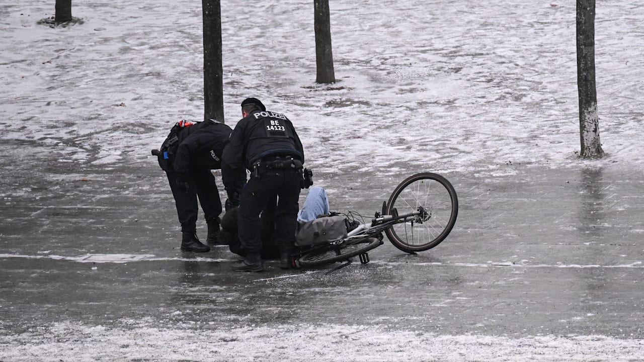 Glatteis in Berlin: Feuerwehr hat keine Rettungswagen mehr frei. | Regional