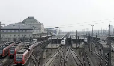 Fahrgast ohne Ticket greift Zugbegleiter an - Mannheim