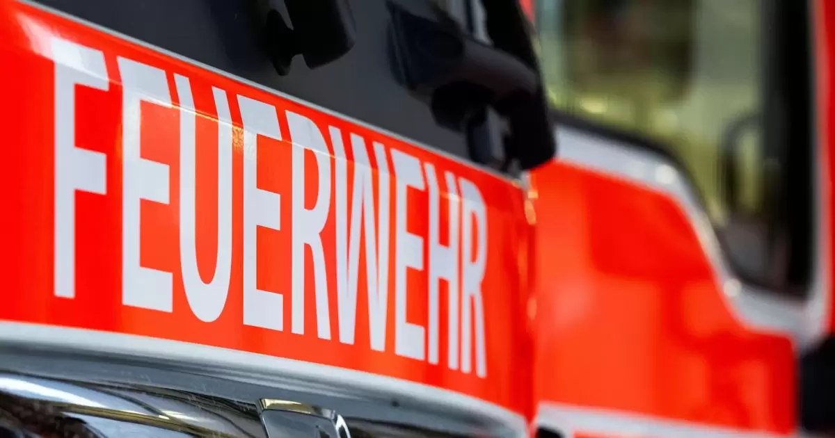 Großbrand in Karlsruher Reifenlager - Baden-Württemberg