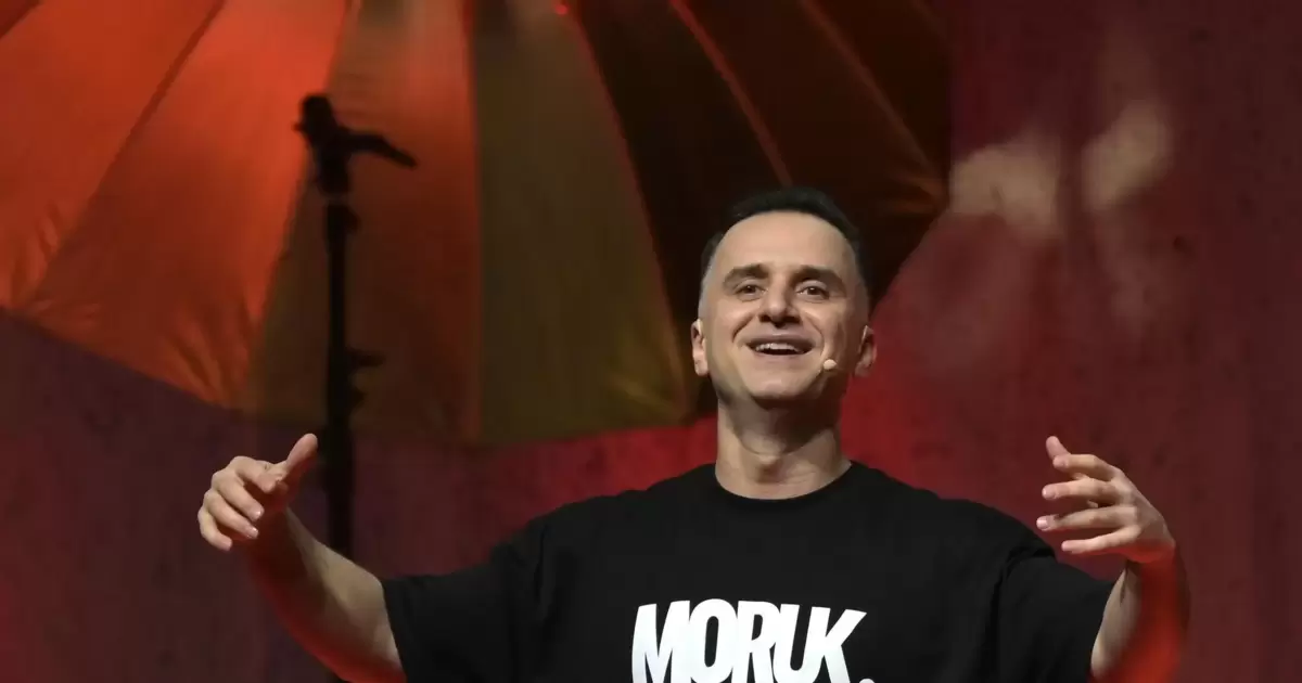 Prügelei, Notfall und ein sterbender Freier: Özcan Cosar mit „VIP“ in der SAP-Arena - Mannheim