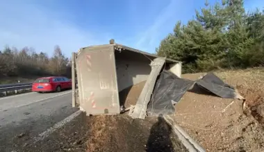 Kipplaster kippt auf der A63 bei Sembach um - Sembach