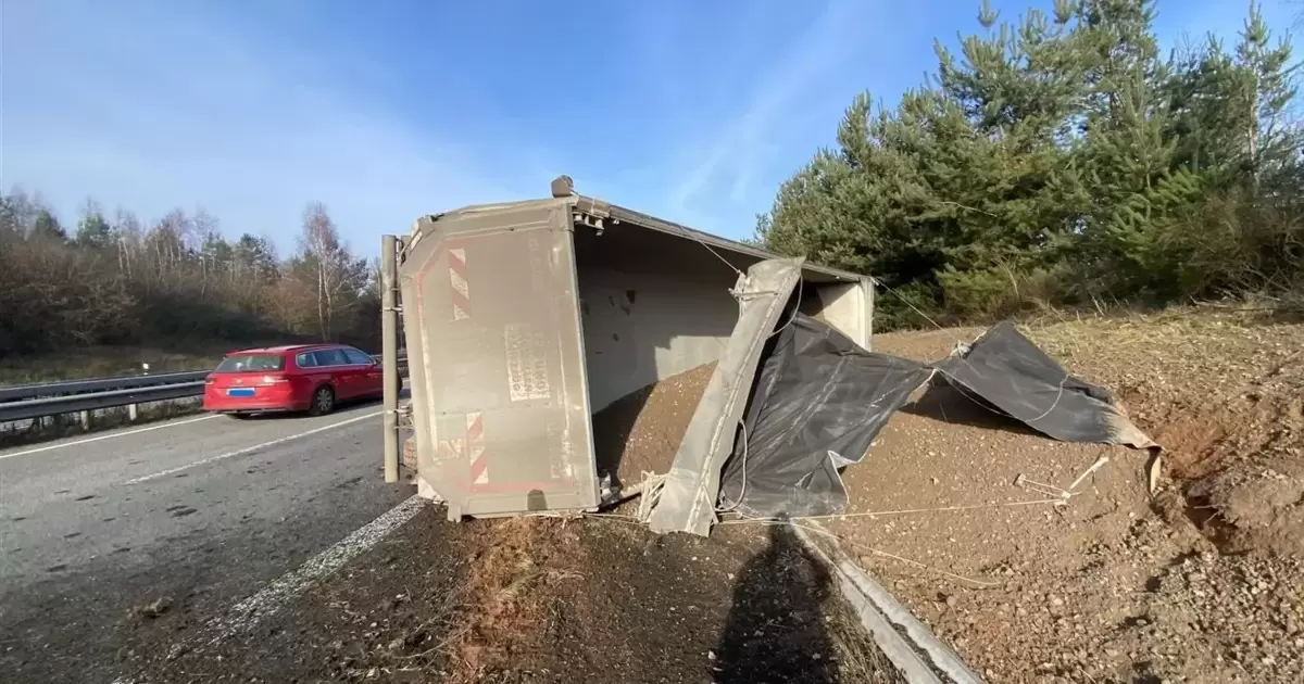 Kipplaster kippt auf der A63 bei Sembach um - Sembach