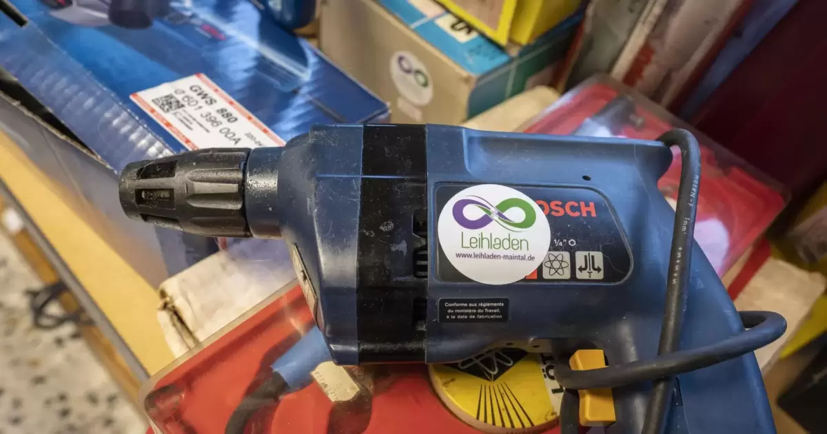 Unbekannte stehlen Werkzeug aus Auto - Mannheim