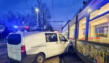 Unfall in Karlsruhe: Straßenbahn rammt Kleintransporter - Karlsruhe