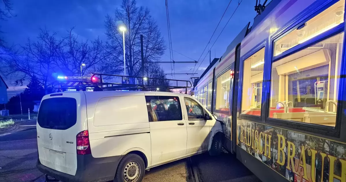 Unfall in Karlsruhe: Straßenbahn rammt Kleintransporter - Karlsruhe