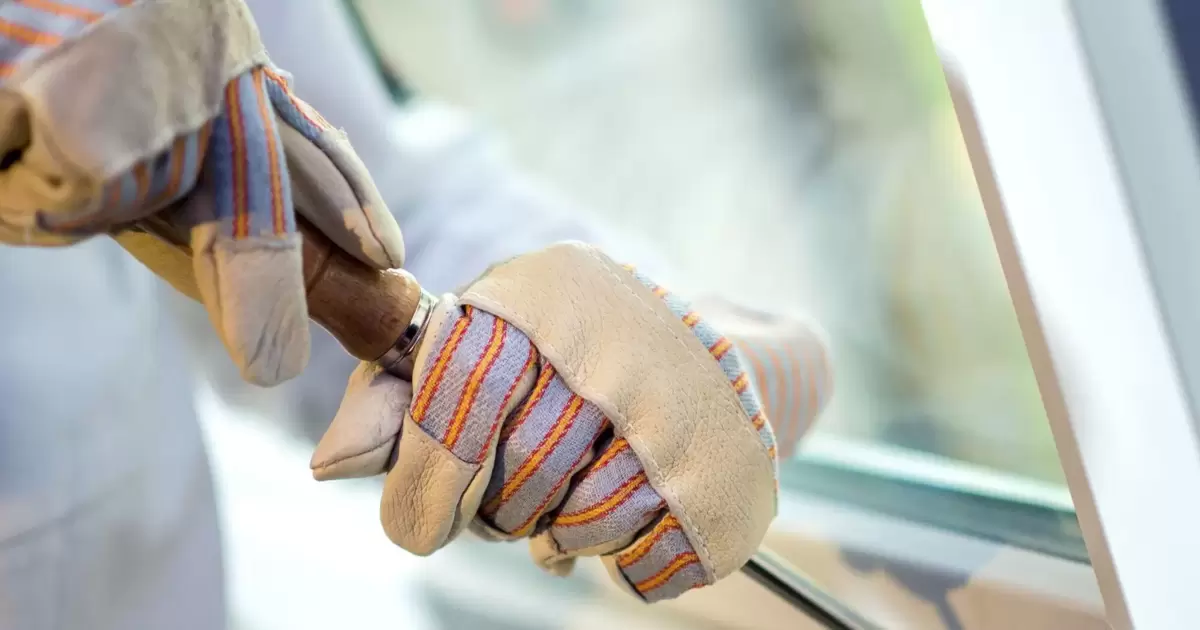 Schmuck und Bargeld gestohlen: Polizei fasst einen von zwei Einbrechern - Mannheim