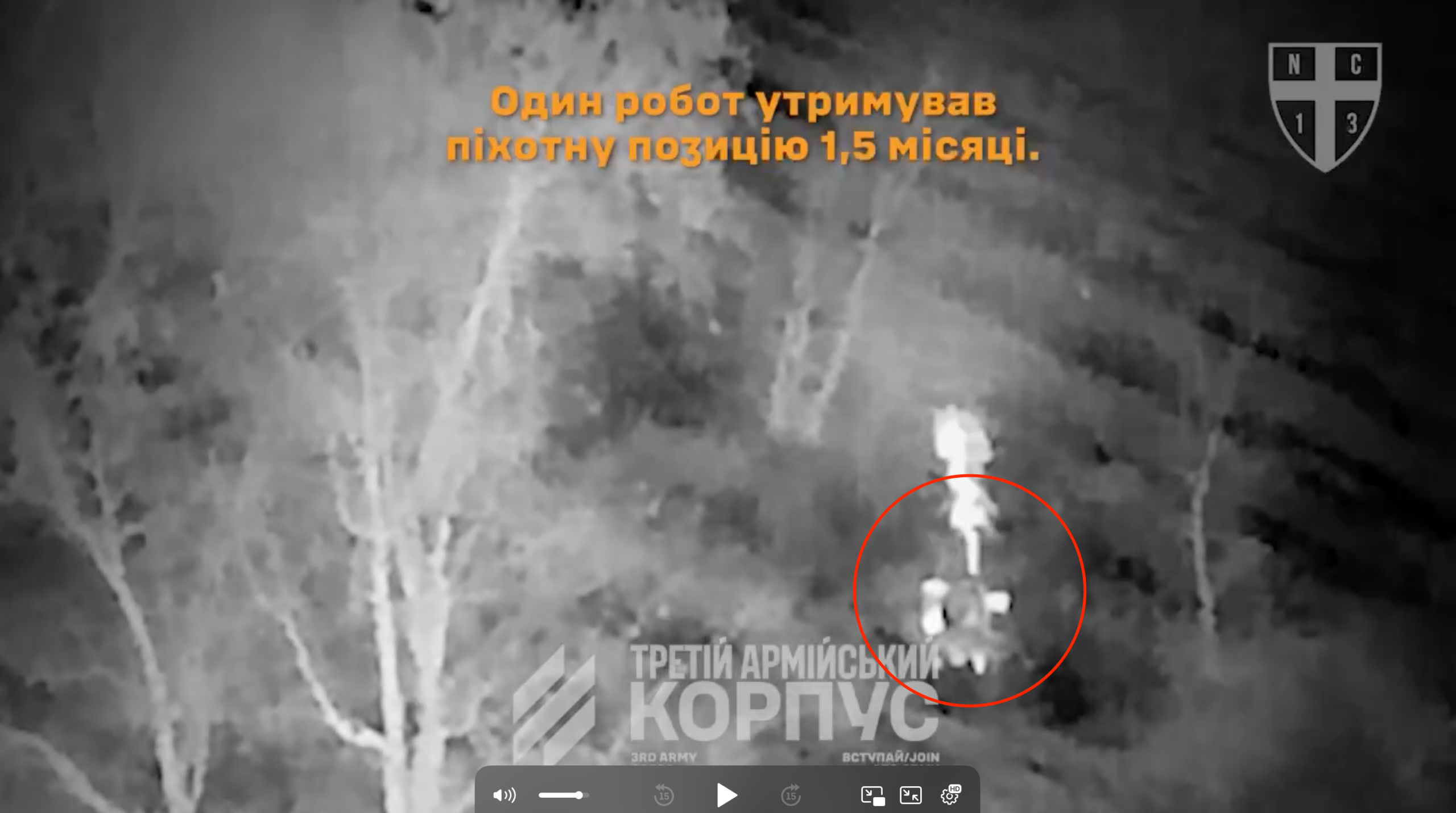 Das Fahrzeug NC13 DevDroid TW 12.7 ist in dieser Luftaufnahme beim Abfeuern seiner Waffe zu sehen.