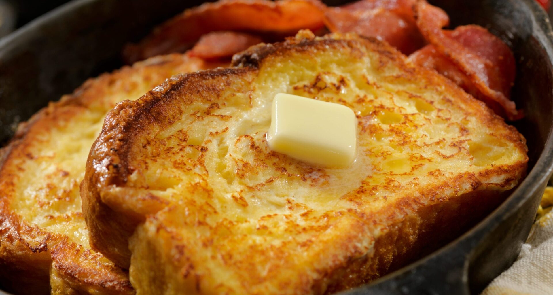 Ein Toastbrot mit Butter und Bacon.