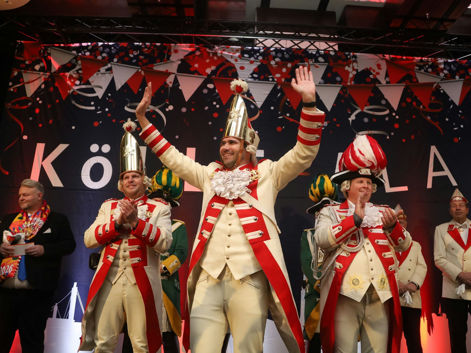 Das designierte Kölner Dreigestirn der Session 2026 im Karneval zieht in die Hofburg Dorint Heumarkt ein.