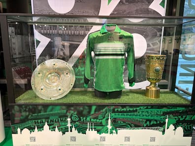 Goldene Zeiten: Pokal-Repliken im 96-Fanshop am Stadion.