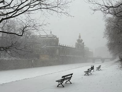 Das Gebiet um den Zwinger in der Dresdner Altstadt ist mit Schnee bedeckt.