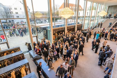 Auch an den Garderoben im Foyer war der Andrang groß.