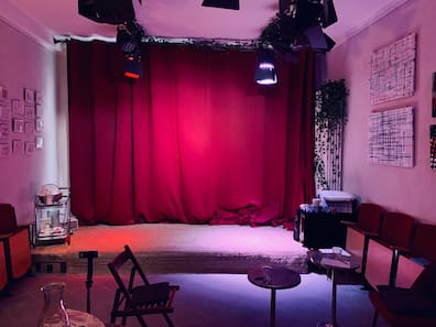 Die Kleinkunstbühne in der Galerie von Lisa Zenner in Brandenburg an der Havel.