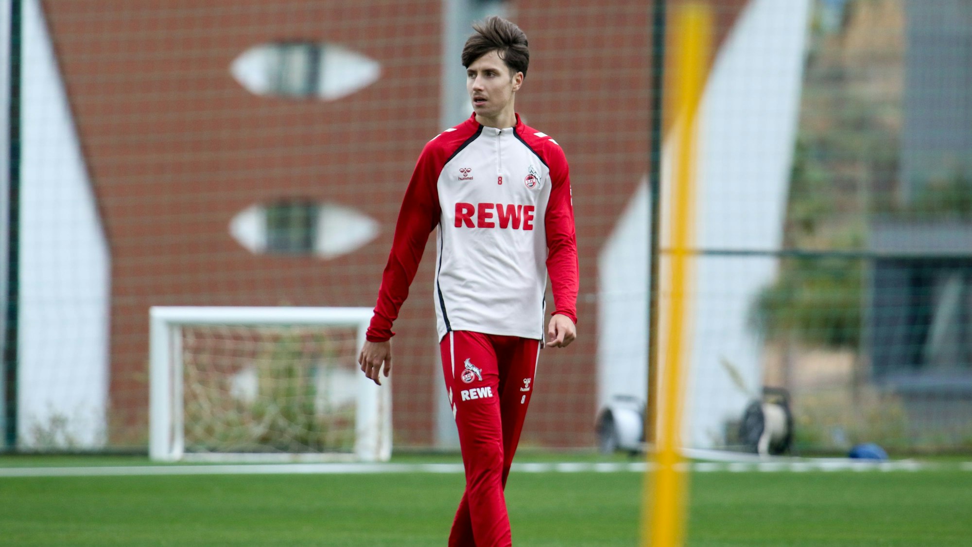 Denis Huseinbasic steht beim 1. FC Köln auf dem Trainingsplatz.