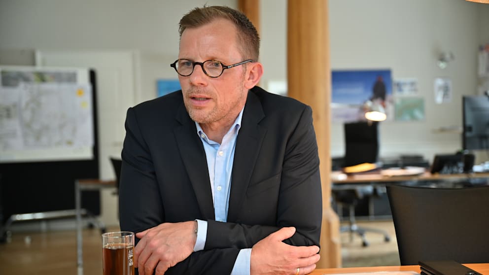 Vaihingens Bürgermeister Uwe Skrzypek in seinem Büro im Rathaus