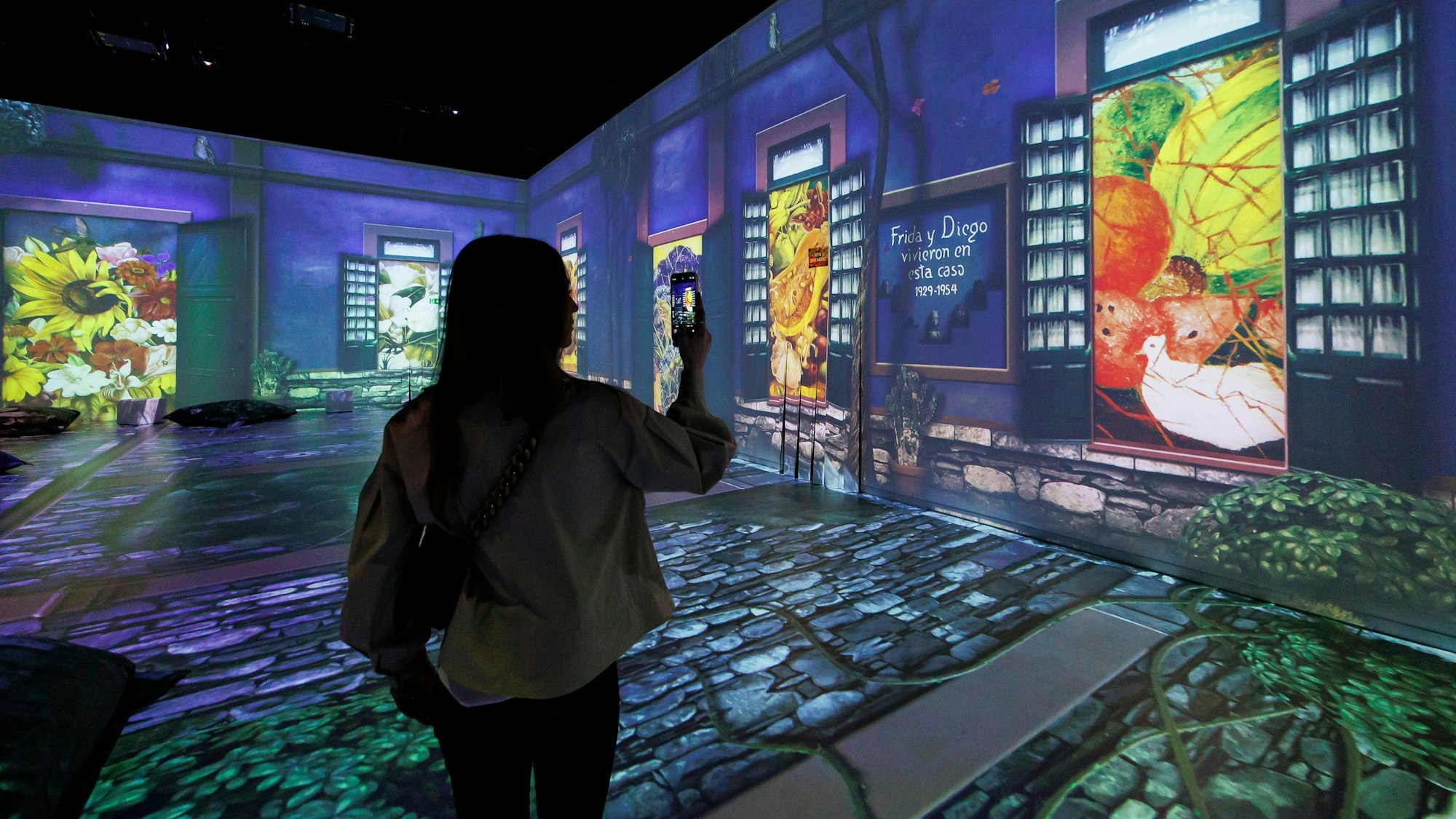 Eine Besucherin bei der immersiven Ausstellung Viva Frida Kahlo.