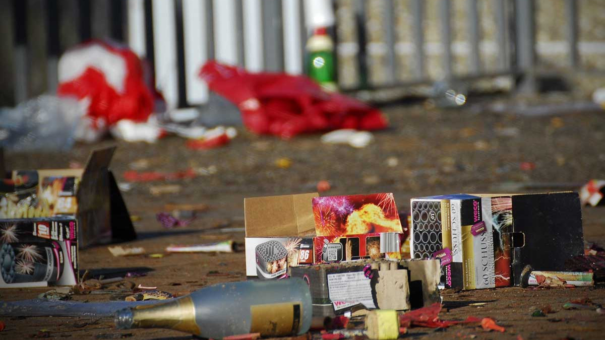 Nächtliche Detonation:: Feuerwerkskörper beschädigt Automat in Salzgitter