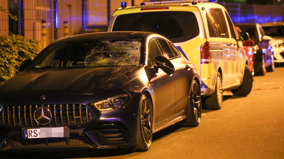 Der Protz-Wagen des Tot-Raser steht in der Unfall-Nacht am Straßenrand